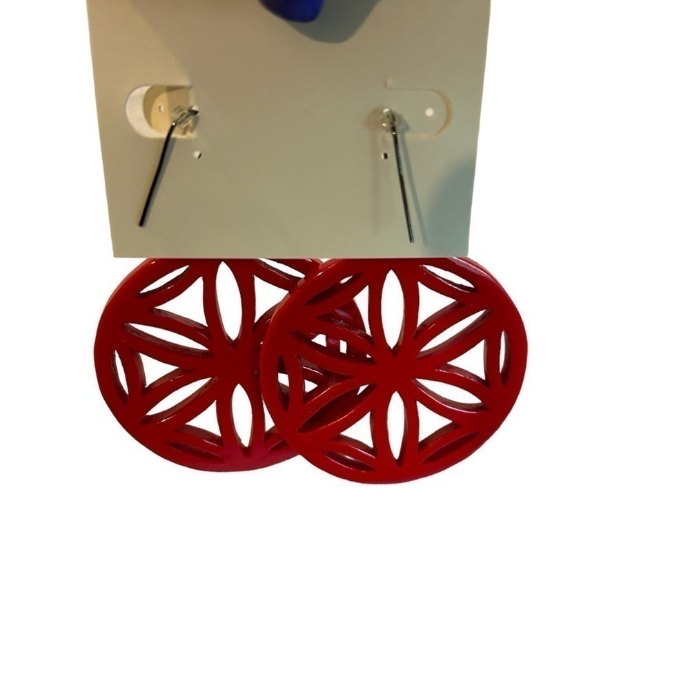 Stephan and Co. Red Resin Geometric Flower Starfish Design pierced Earrings - Picture 7 of 8